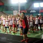 Legenda bulu tangkis Indonesia Lius Pongoh tengah memberi arahan kepada para peserta Audisi Umum Djarum Bea Siswa Bulu Tangkis 2018 di GOR Arie Lasut, Manado, Sulawesi Utara, Sabtu (5/5/2018). (Humas PB Djarum)