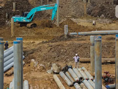 Aktivitas pekerja proyek pembangunan Pasar Senen Blok I dan II di kawasan Pasar Senen, Jakarta Pusat, Rabu (11/3/2020). Pasar Senen Blok I dan II yang menempati lahan seluas 69.600 meter persegi tersebut dibangun kembali setelah kebakaran pada 2017.  (Liputan6.com/Faizal Fanani)