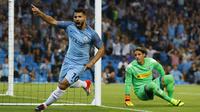 Penyerang Manchester City, Sergio Aguero, merayakan gol yang dicetaknya ke gawang Borussia M'Gladbach pada laga Liga Champions di Stadion Etihad, Manchester, Inggris, Kamis (15/9/2016). City menang 4-0 atas Gladbach. (Reuters/Phil Noble)
