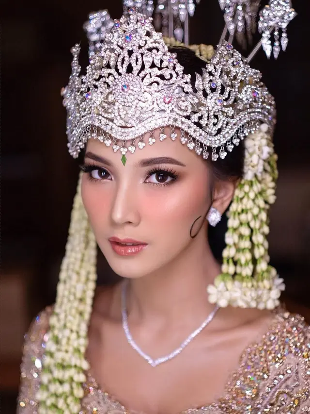 6 Potret Detail Busana dan Makeup Sheila Dara Aisha saat Menikah, Memesona
