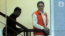 Mantan Anggota DPR F-PAN Sukiman bersiap untuk pemeriksaan di gedung KPK, Jakarta, Kamis (14/11/2019). Sukiman diperiksa sebagai tersangka terkait penerimaan suap untuk meloloskan alokasi dana perimbangan di APBN-P 2017 dan APBN 2018 untuk Kab. Pegunungan Arfak, Papua Barat (merdeka.com/Dwi Narwoko)