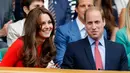 Duchess of Cambridge Kate Middleton ditemani sang suami, Pangeran William datang menyaksikan ajang Wimbledon Tennis Championships, London, Rabu (8/7/2015). (REUTERS/Suzanne Plunkett)