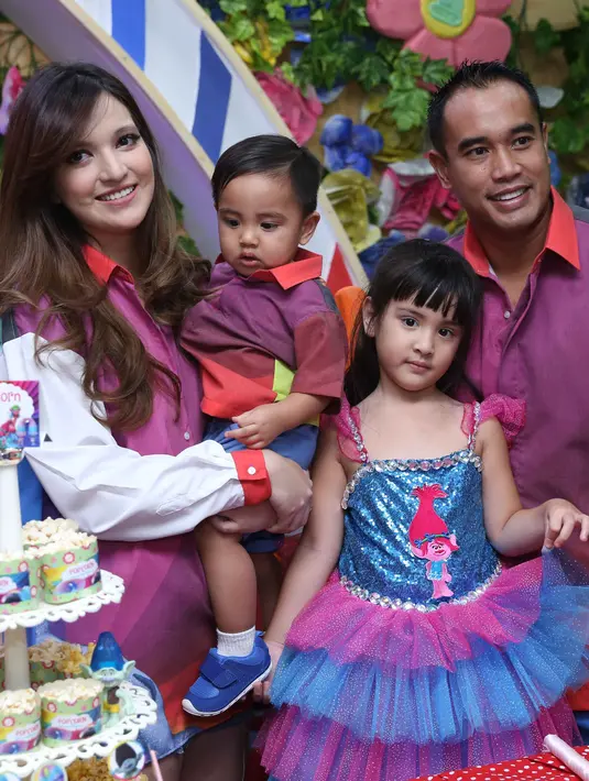 Nia Ramadhani menikah muda dengan pengusaha bernama Ardie Bakrie pada tahun 2010. Ardie merupakan anak dari Abu Rizal Bakrie. (Nurwahyunan/Bintang.com)