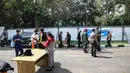 Petugas berjaga saat hari pertama pengoprasian Rs. Darurat Covid Asrama Haji Pondok Gede, Jakarta, Sabtu (10/7/2021). Rs. Darurat Covid Asrama Haji Pondok Gede akan mulai beroperasi pada Sabtu (10/7/2021) dengan daya tampung 900 tempat tidur isolasi, 50 ICU, dan 40 HCU. (Liputan6.com/Faizal Fanani)