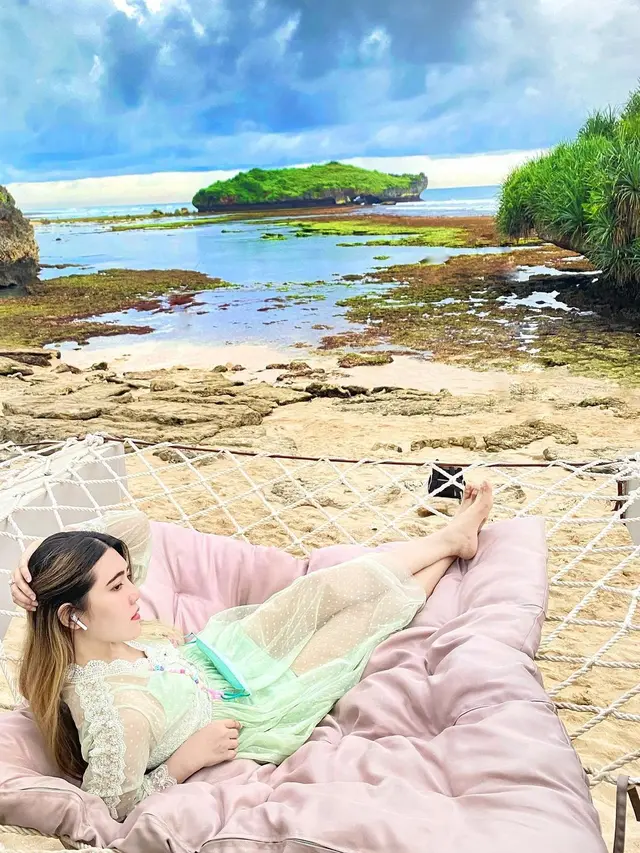 7 Potret Via Vallen saat Berlibur di Alam Ini Curi Perhatian