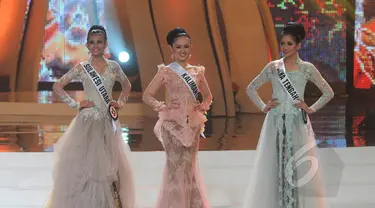 Wakil Sulut, Greysia Amanda Maaliwuga, Wakil Kalbar, Chyntia Fabyola dan Wakil Jateng, Anindya Kusuma Putri melaju ke babak tiga besar Grand Final Puteri Indonesia 2015 yang diselenggarakan di JCC, Jumat (20/2). (Liputan6.com/Herman Zakharia)