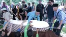 Suasana haru mewarnai pemakaman penyanyi era 80an itu di TPU Jeruk Purut, Jakarta Selatan siang. Tiba di pemakaman sekitar pukul 13.50 WIB. (Adrian Putra/Bintang.com)
