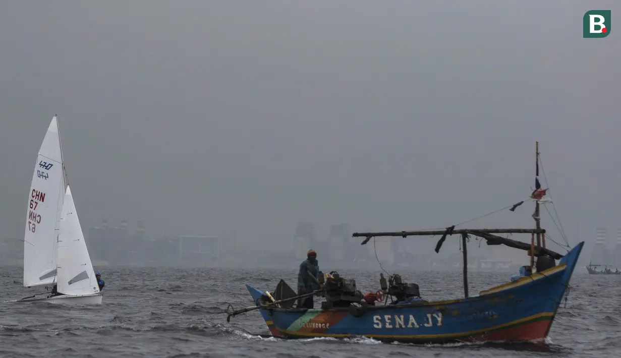 Pelayar asal China mengatur arah saat mengikuti Asian Sailing Championship di Laut Jakarta, Senin (25/6/2018). Turnamen ini merupakan uji kesiapan jelang Asian Games XVIII. (Bola.com/Vitalis Yogi Trisna)