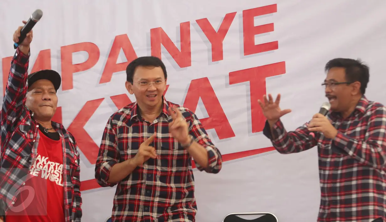 Cagub Basuki T Purnama dan Cawagub DKI Jakarta Djarot Saiful Hidayat berjoget bersama di atas panggung diiringi musik penyanyi rap Iwa K di Rumah Lembang, Jakarta, Senin (28/11). (Liputan6.com/Immanuel Antonius)