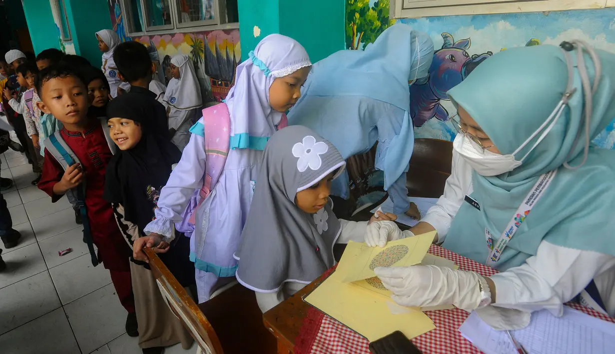 Pengecekan ini menjadi langkah awal dalam mendeteksi dini masalah kesehatan yang mungkin dialami oleh siswa. (merdeka.com/Arie Basuki)