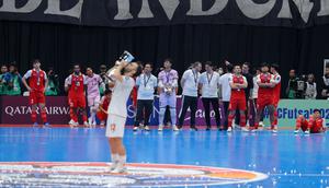 Para pemain Timnas Futsal Indonesia melihat pemain Timnas Iran mencium trofi kemenangan dalam Piala Asia Futsal 2026 yang berlangsung di Indonesia Arena, Senayan, Jakarta, Sabtu (07/02/2026). (Bola.com/Bagaskara Lazuardi)
