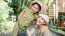 Gaya kompak Ayu Ting Ting dan Bilqis bergaya safari saat ke kebun binatang. [Foto: IG/ayutingting92].