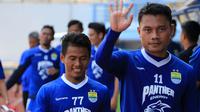 Gelandang Persib, Dedi Kusnandar, saat latihan. (Bola.com/Muhammad Ginanjar)