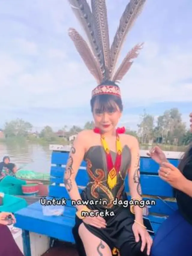 6 Potret Ghea Indrawari Pakai Kostum Adat Dayak, Kunjungi Pasar Terapung
