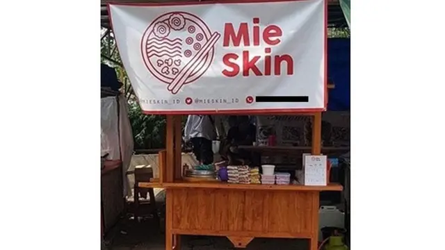 6 Potret Spanduk Penjual Mi Goreng Ini Bikin Geleng Kepala