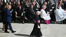 Presiden Amerika Serikat (AS) Donald Trump (kiri) dan Ibu Negara Melania Trump saat tiba menjelang misa pemakaman mendiang Paus Fransiskus di Lapangan Santo Petrus, Vatikan, 26 April 2025. (Mandel NGAN/AFP)