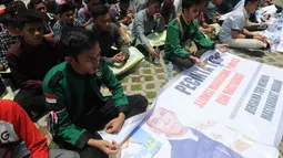 Puluhan Aliansi  Mahasiswa, Pemuda dan Masyarakat  yang mengatasnamakan pecinta Tuan Guru Bajang (TGB) atau Gubernur NTB TGH Zainul Majdi melakukan aksi damai membaca yasin di depan gedung KPK, Jakarta, Selasa (25/09).(merdeka.com/dwi narwoko)