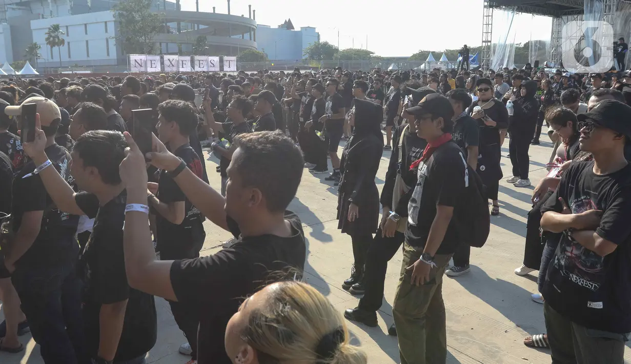 Setelahnya diikuti oleh For Revenge, St. Loco, Burgerkill, dan Dead Squad. (Liputan6.com/Herman Zakharia)