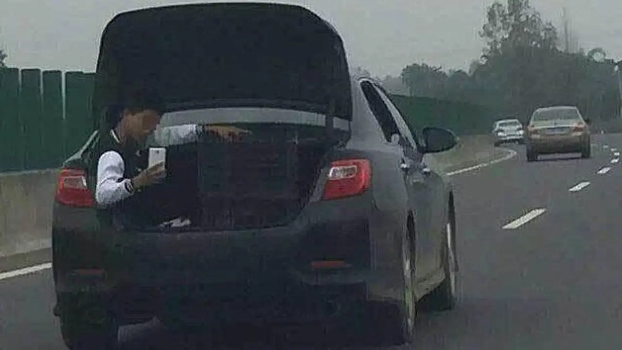 Pria Ini Asik Selfie di Kap Belakang Toyota Corolla Saat Melaju