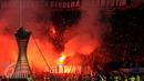 Suporter Arema Cronus menyalakan flare saat merayakan kemenangan tim Singo Edan di laga final Piala Bhayangkara 2016 melawan Persib di Stadion GBK Jakarta, Minggu (3/4/2016). Arema Cronus unggul 2-0 atas Persib. (Liputan6.com/Helmi Fithriansyah)