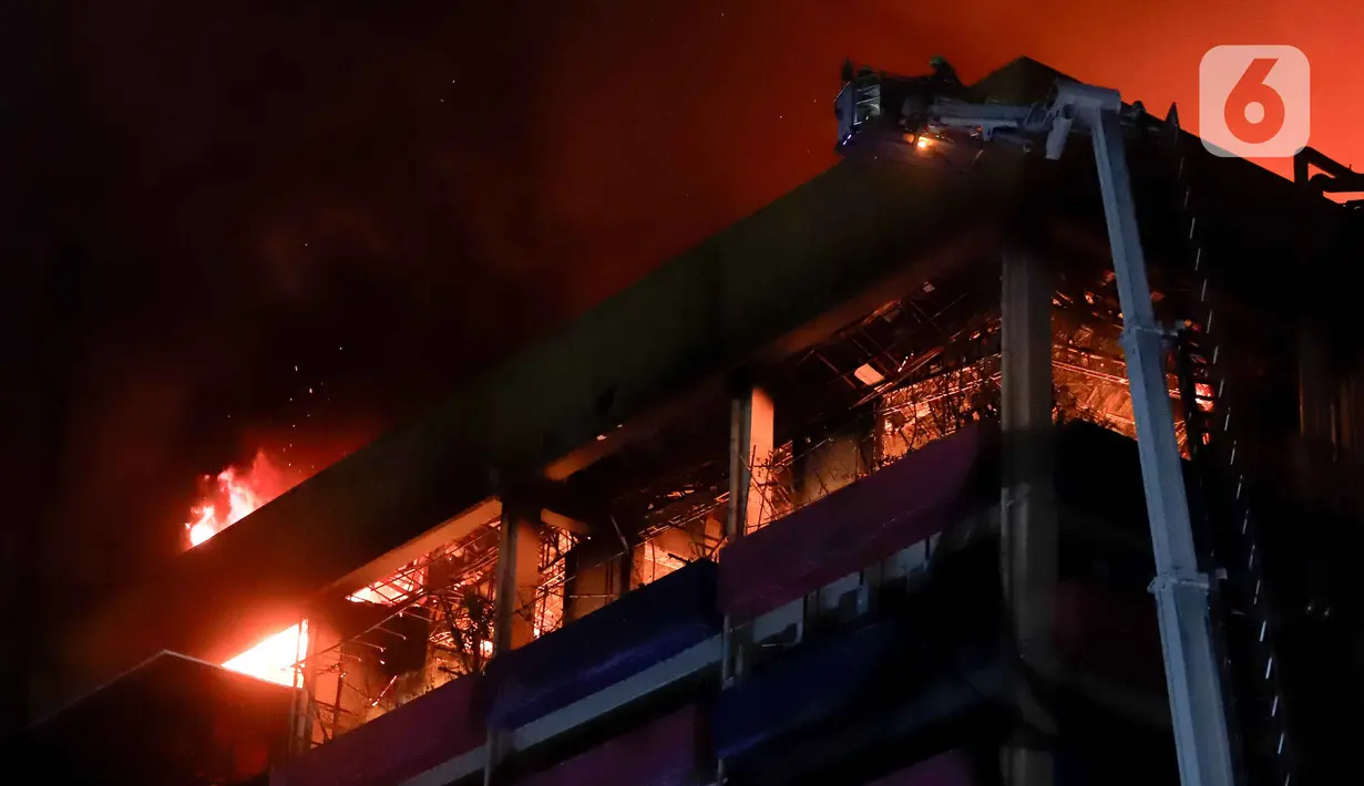 Kebakaran yang diduga bersumber dari tempat hiburan yang berada di lantai 7 gedung tersebut. (Liputan6.com/Herman Zakharia)