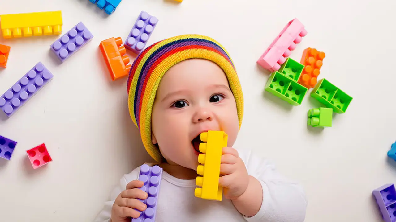 cara atasi mainan masuk mulut bayi
