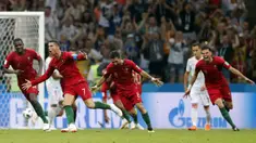 Bintang Portugal, Cristiano Ronaldo, merayakan gol yang dicetaknya ke gawang Spanyol pada laga Grup B Piala Dunia di Stadion Fisht, Sochi, Jumat (15/6/2018). Kedua negara bermain imbang 3-3. (AP/Frank Augstein)