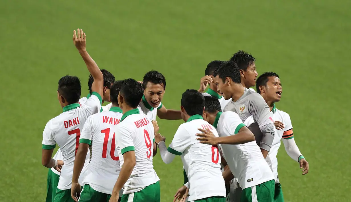 Saling memberi semangat sebelum memulai pertandingan. (Bola.com/Arief Bagus)