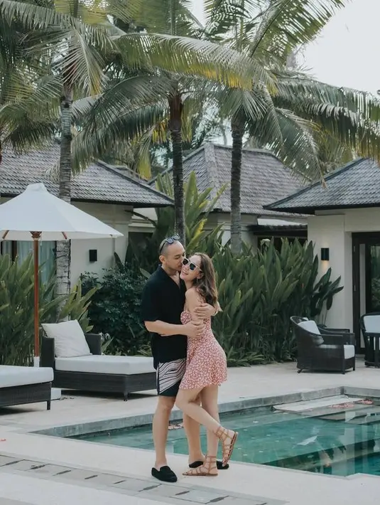 <p>Seperti inilah potret romantis BCL dan Tiko Aryawardhana saat bulan madu di Bali. Kini pasangan ini sedang menikmati waktu liburan. [Foto: instagram.com/itsmebcl]</p>