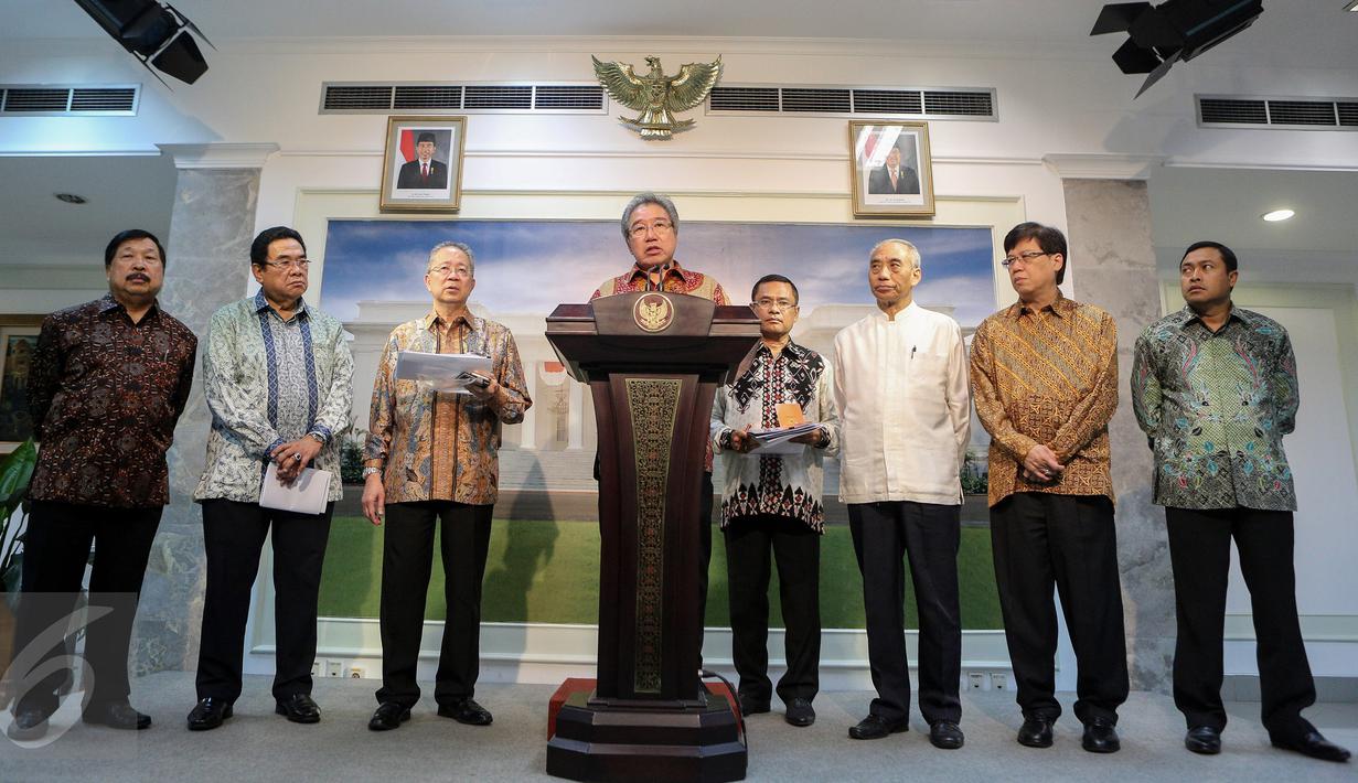 Ketua Gaikindo, Jongkie D Sugiarto memberikan keterangan pers pers usai bertemu presiden di Istana Merdeka, Jakarta, Selasa (13/10/2015). Gaikindo meminta Pemerintah untuk mengurangi tarif Pajak Penjualan Barang Mewah. (Liputan6.com/Faizal Fanani) 