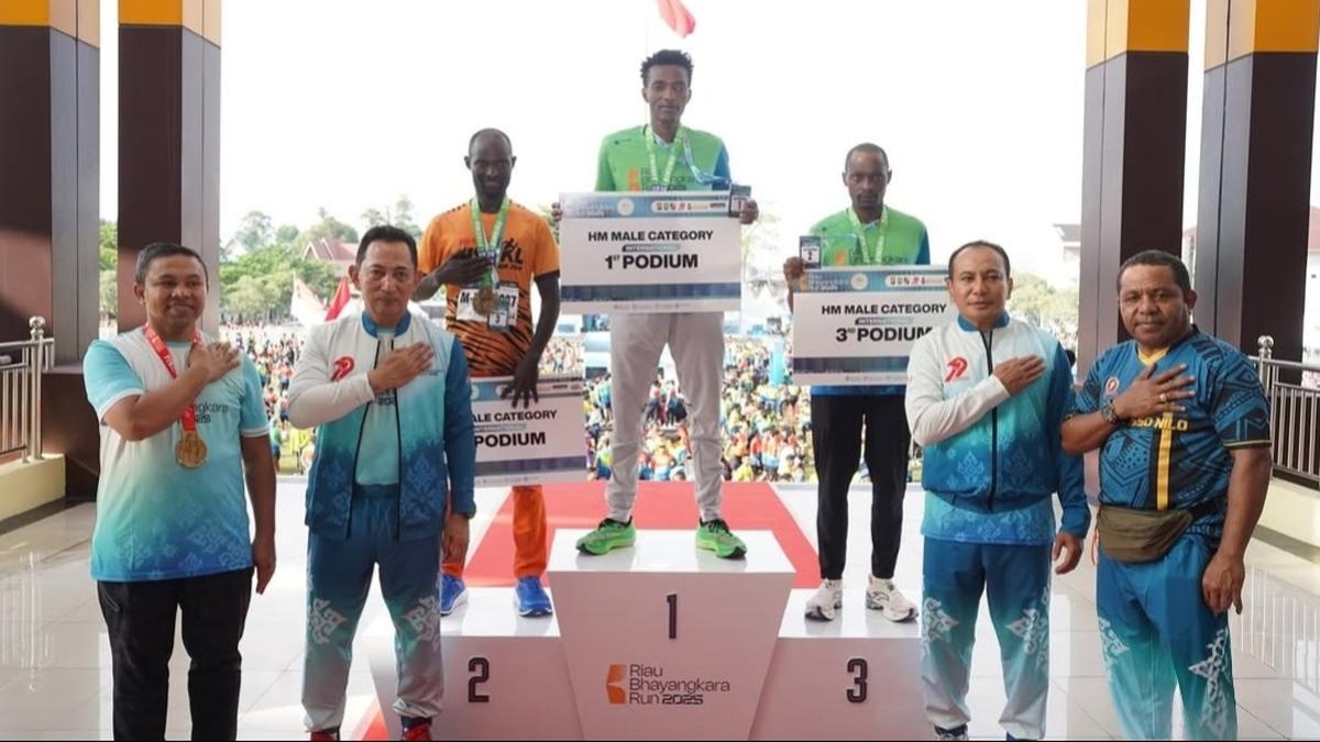 Belasan Ribu Pelari Ikuti Riau Bhayangkara Run, Kenya Sapu Bersih 21 K Internasional
