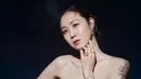 Tampil di sebuah sesi pemotretan, Gong Hyo Jin tidak terlihat seperti perempuan berusia 40 tahun. Padahal ia hanya mengenakan makeup yang sangat tipis menghasilkan glass skin look. (instagram/rovvxhyo)
