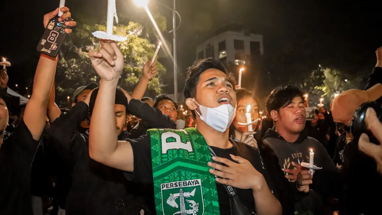 Ribuan Bonek menggelar doa bersama di Tugu Pahlawan mengenang korban tragedi Kanjuruhan. (Dian Kurniawan/Liputan6.com)