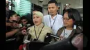 Salah satu komisioner Komnas HAM, Roichatul Aswidah (kiri) saat menjawab pertanyaan wartawan usai mendatangi Komisi Pemberantasan Korupsi (KPK), Jakarta, Selasa (27/1/2015). (Liputan6.com/Herman Zakharia)