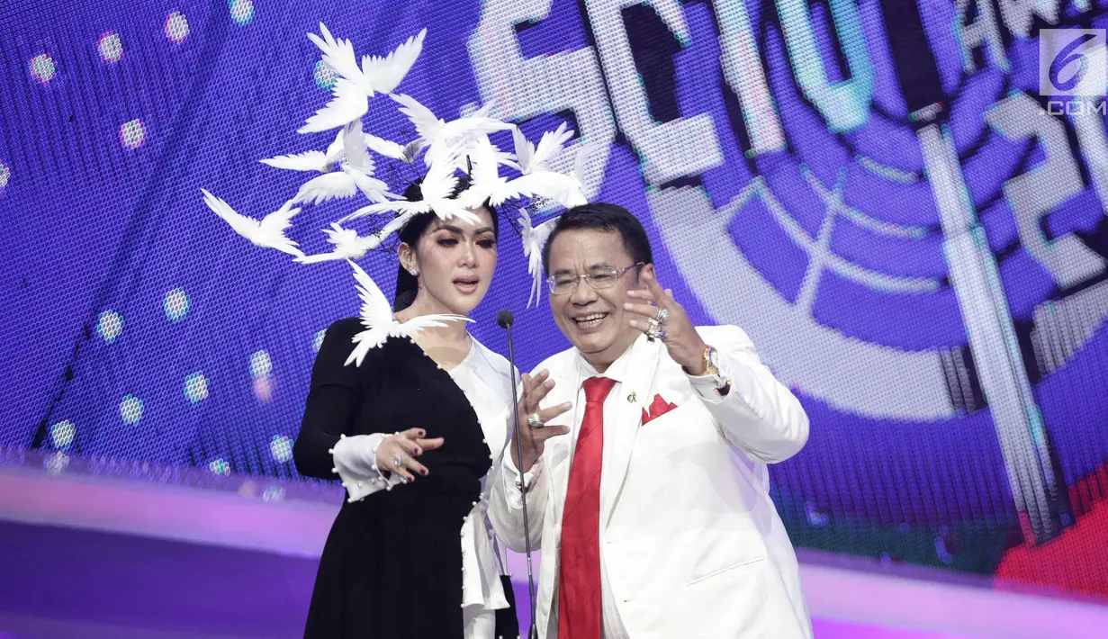 Penyanyi Syahrini saat membacakan nominasi bersama pengacara Hotman Paris dalam acara SCTV Music Awards 2018 di Studio 6 Emtek, Jakarta, Jumat (27/4). Selain tampil menyanyi, Syahrini juga ikut membacakan nominasi. (Liputan6.com/Faizal Fanani)