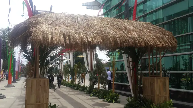 Suasana depan Teater Jakarta dipenuhi aksesori daun jelang perayaan HUT Ketua Umum PDIP Megawati Soekarnoputri. (Liputan6.com/ Putu Merta Surya Putra)