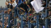 Suporter Persib Bandung berdiri diatas pagar pembatas saat memberikan dukungan kepada timnya melawan Persija Jakarta di Stadion Gelora Bandung Lautan Api, Bandung (16/7/2016). (Bola.com/Nicklas Hanoatubun)