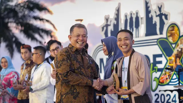 Wakil Menteri Usaha Mikro, Kecil dan Menengah (UMKM) Helvi Yuni Moraza di Puncak Apresiasi MikroeX Summit 2024 di Bali, Kamis (14/11/2024). (Tasha/Liputan6.com)
