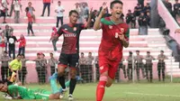 Mantan penyerang Sriwijaya FC, Eki Nurhakim, menyumbang satu dari empat gol kemenangan Persibat Batang atas Persijap di Grup 4 ISC B 2016. (Bola.com/Robby Firly)