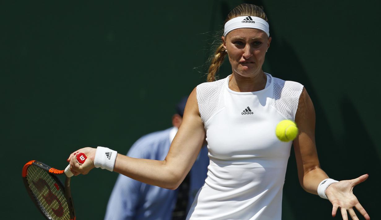 Kristina Mladenovic berusaha mengembalikan bola kearah lawannya Alison Riske pada hari keempat tunggal putri di Wimbledon Tennis Championships 2017, London , (6/7/2017). (AP/Alastair Grant)