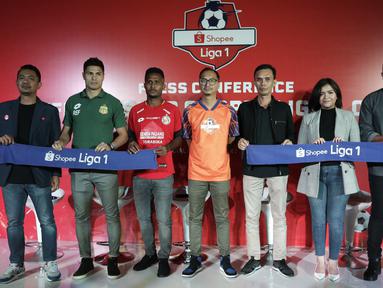 Perwakilan Shopee, EMTEK dan klub, foto bersama saat konferensi pers launching official merchandise 5 klub di Holywings, Jakarta, Selasa (23/7). Shoppe hadirkan official shop  dari 5 klub Liga 1.