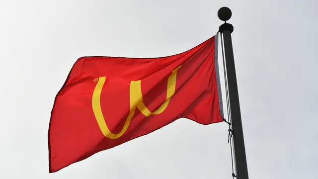 Peringati Hari Perempuan, Restoran McDonald's Pasang Logo Terbalik