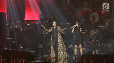 Penyanyi Vina Panduwinata saat duet dengan Atiek CB pada konser bertajuk 'September Ceria' di Balai Sarbini, Jakarta, Jumat (8/9). Konser tersebut digelar untuk merayakan 35 tahun berkarya di industri musik. (Liputan6.com/Herman Zakharia)