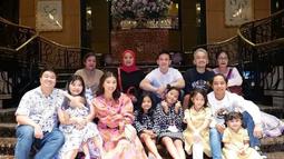 Ruben Onsu, bersama keluarga besarnya merayakan ulang tahun sang adik, Jordi Onsu. (Foto: Instagram/@ruben_onsu)