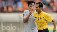 Masril wasit asal Batam diprotes oleh pemain Persela  Lamongan, Juan Revi dalam lanjutan turnamen Piala Presiden 2017 di Stadion Si Jalak Harupat, Soreang Jawa Barat, Senin (6/2/2017). (Bola.com/Peksi Cahyo)