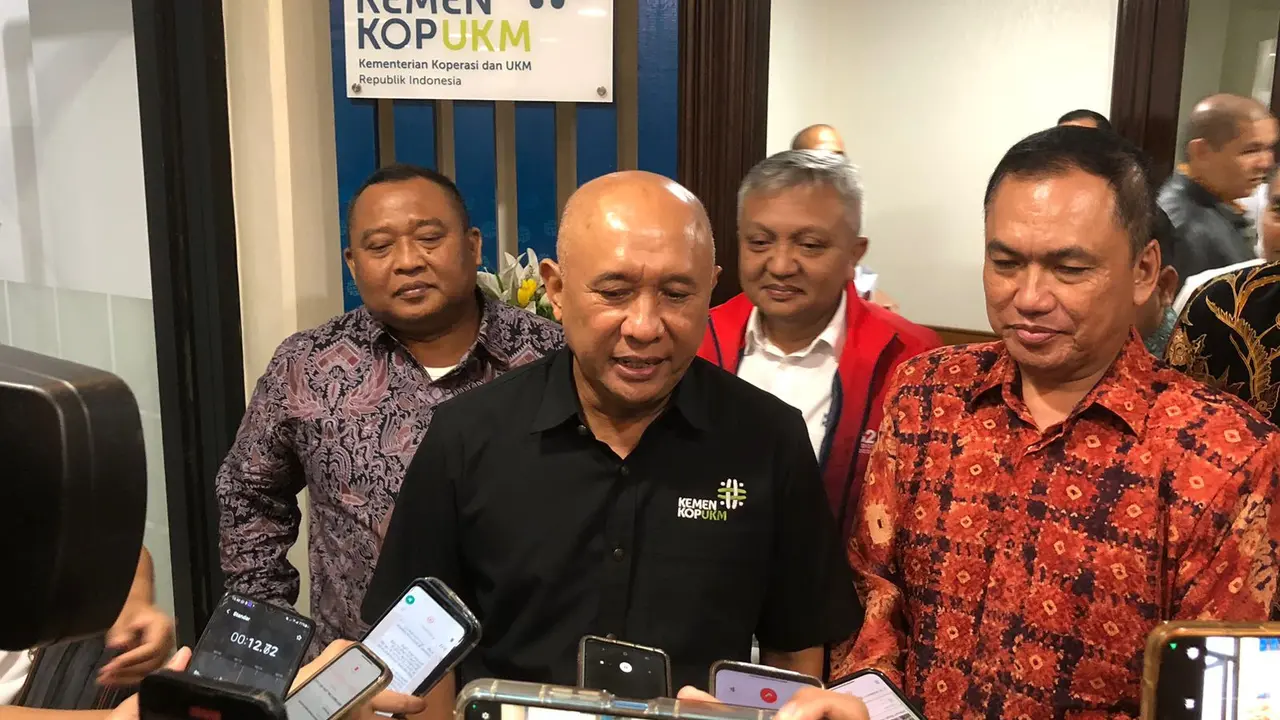Menteri Koperasi dan Usaha Kecil dan Menengah (MenkopUKM) Teten Masduki di kantor KemenkopUKM, Senin (19/2/2024). (Foto: Liputan6.com/Tira Santia)
