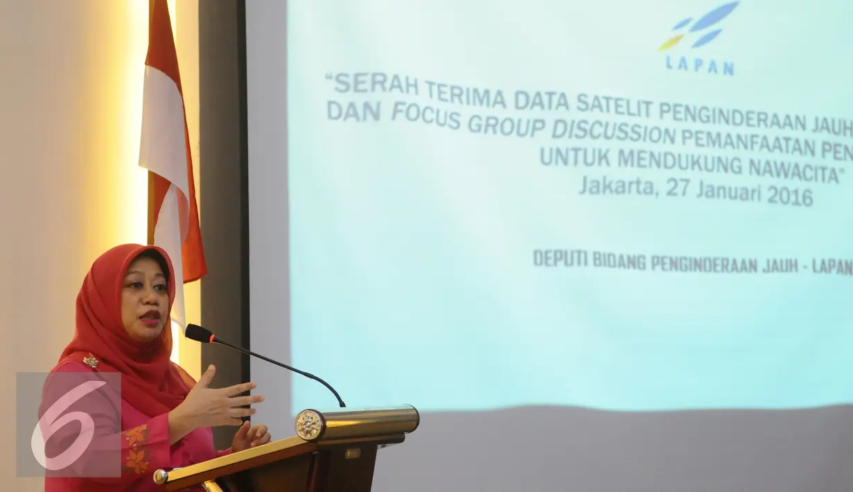 Deputi Bidang Penginderaan Jauh Lapan Orbita Roswintiarti memberikan penjelasan jelang serah terima data penginderaan jarak jauh beresolusi tinggi kepada sejumlah instansi dan daerah di Jakarta, Rabu (27/1/2016). (Liputan6.com/Helmi Fithriansyah)