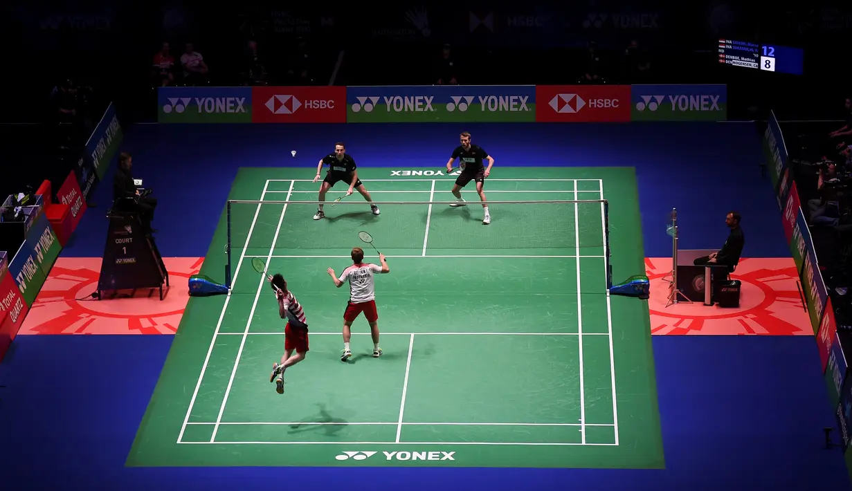 Pertandingan antara ganda putra Indonesia, Kevin Sanjaya dan Marcus Fernaldi melawan pebulutangkis Denmark Mathias Boe dan Carsten Mogensen di final All England di Birmingham, Inggris (18/3). (AFP Photo/Paul Ellis)