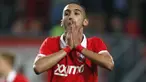 Hakim Ziyech striker FC Twente asal Maroko berusia 23 tahun terjungkal saat melakukan selebrasi gol penyeimbang bagi timnya saat melawan PSV Eindhoven, Minggu (25/10/2015).