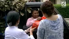 Ratusan tukang sapu jalanan di Bintaro mendapatkan bingkisan THR oleh warga sekitar.